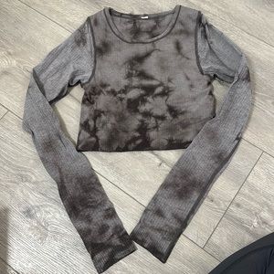 EUC - lululemon - long sleeve crop top - gray and black - size 2